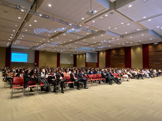 Vista hacia el publico de la conferencia